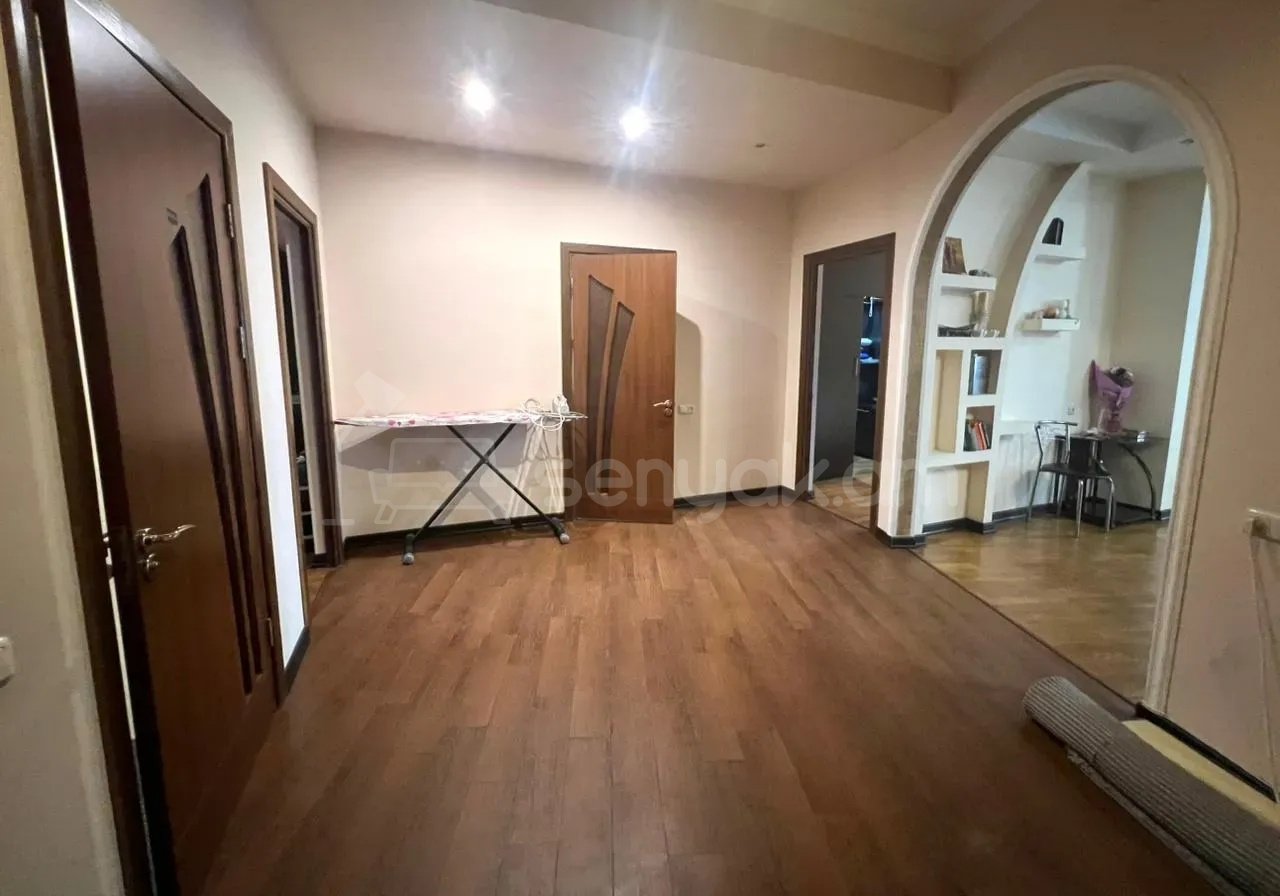 3 Սենյականոց Բնակարան Քարե Շենքում, 120քմ, 5/6 հարկ, Դիզայներական Վերանորոգված, Կահավորված