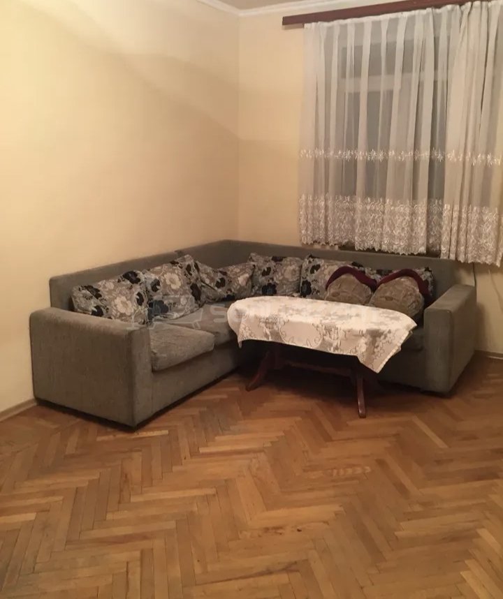 2 Սենյականոց Բնակարան Քարե Շենքում, 46քմ, 3/5 հարկ, Նորմալ Վիճակում, Կահավորված