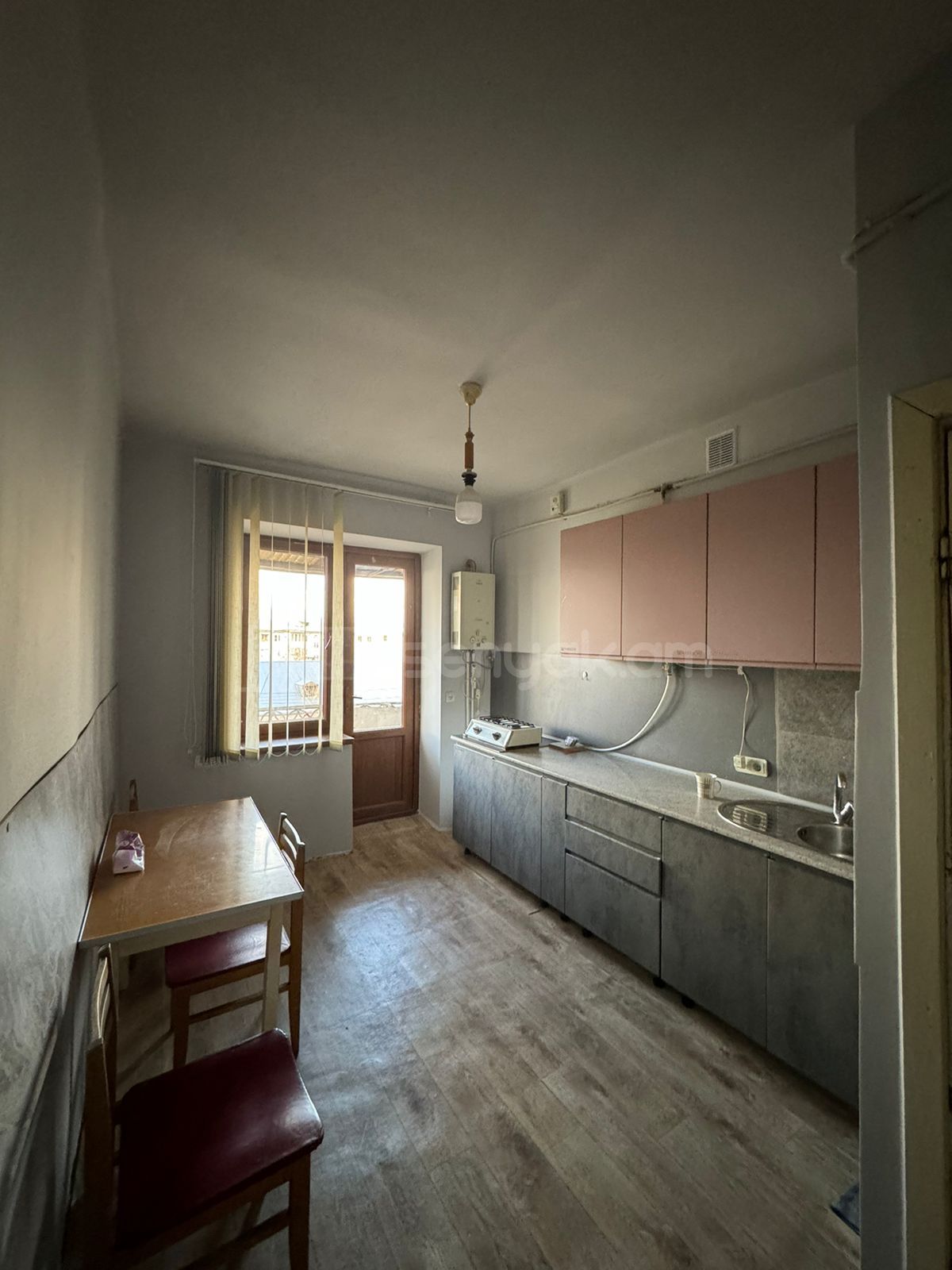 1 Սենյականոց Բնակարան Քարե Շենքում, 36քմ, 4/4 հարկ, Նորմալ Վիճակում, Կահավորված