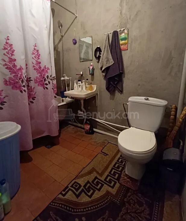 2 Սենյականոց Բնակարան Քարե Շենքում, 64քմ, 5/5 հարկ, Կապիտալ Վերանորոգված