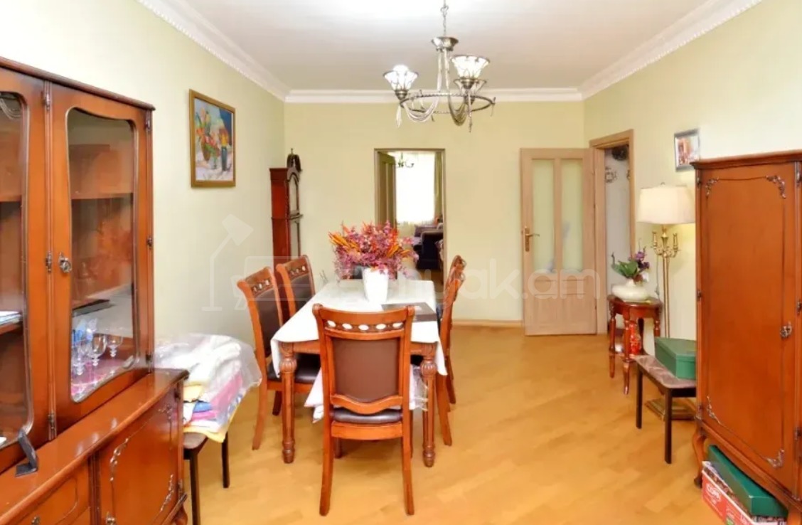 4 Սենյականոց Բնակարան Քարե Շենքում, 87քմ, 4/5 հարկ, Կապիտալ Վերանորոգված