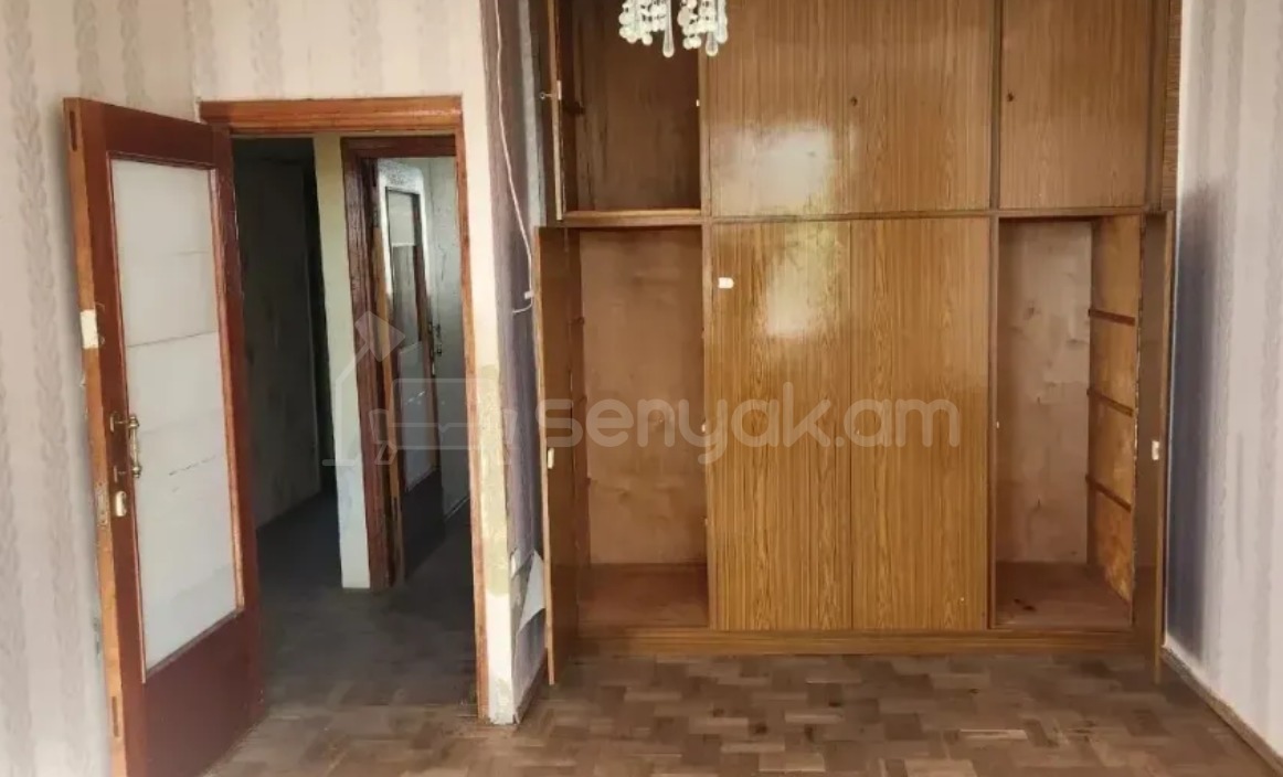 3 Սենյականոց Բնակարան Քարե Շենքում, 76քմ, 4/5 հարկ, Պետական Վիճակում