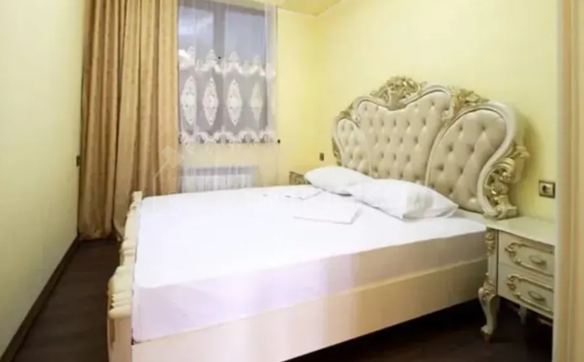 6 Սենյականոց Բնակարան Քարե Շենքում, 168քմ, 3/3 հարկ, Դիզայներական Վերանորոգված