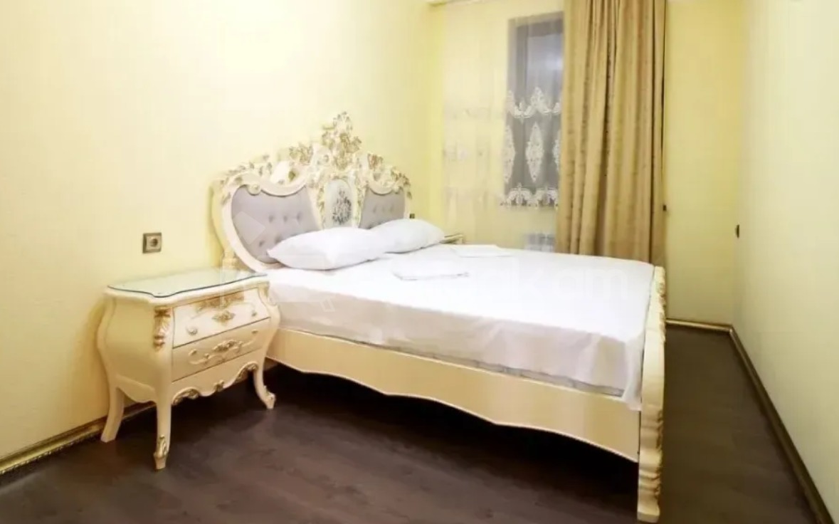 6 Սենյականոց Բնակարան Քարե Շենքում, 168քմ, 3/3 հարկ, Դիզայներական Վերանորոգված