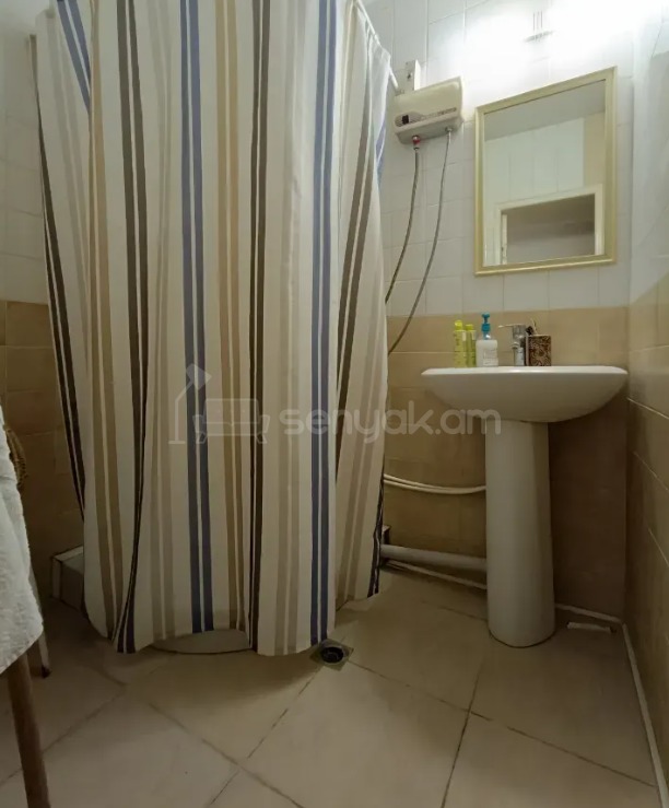 3 Սենյականոց Բնակարան Քարե Շենքում, 77քմ, 4/5 հարկ, Կոսմետիկ Վերանորոգված