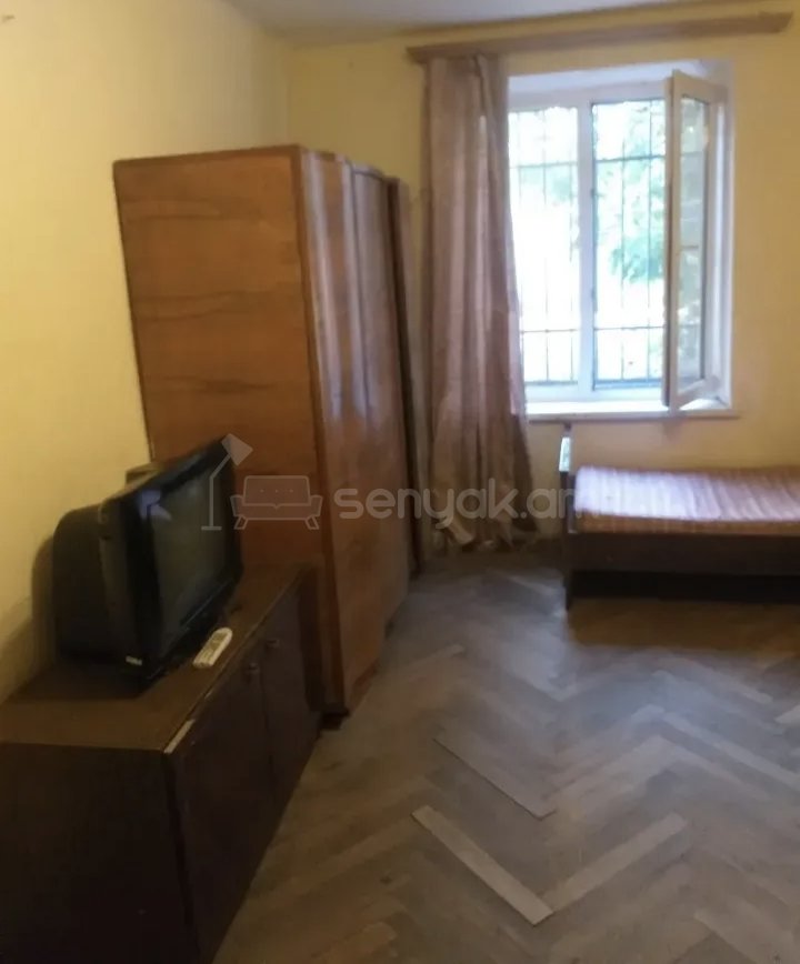 1 Սենյականոց Բնակարան Քարե Շենքում, 42քմ, 2/4 հարկ, Նորմալ Վիճակում, Կահավորված