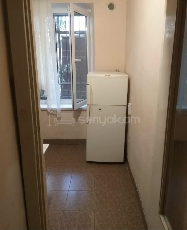 1 Սենյականոց Բնակարան Քարե Շենքում, 42քմ, 2/4 հարկ, Նորմալ Վիճակում, Կահավորված