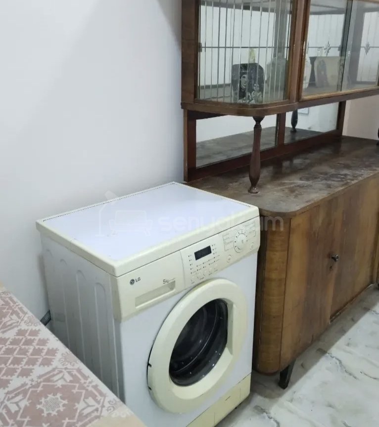 1 Սենյականոց Բնակարան Քարե Շենքում, 46քմ, 1/5 հարկ, Նորմալ Վիճակում, Կահավորված