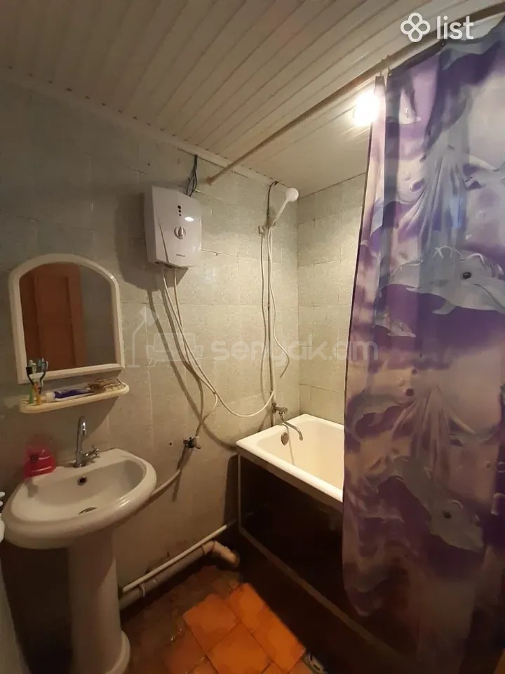 2 Սենյականոց Բնակարան Քարե Շենքում, 48քմ, 5/5 հարկ, Նորմալ Վիճակում, Կահավորված, Արևկող