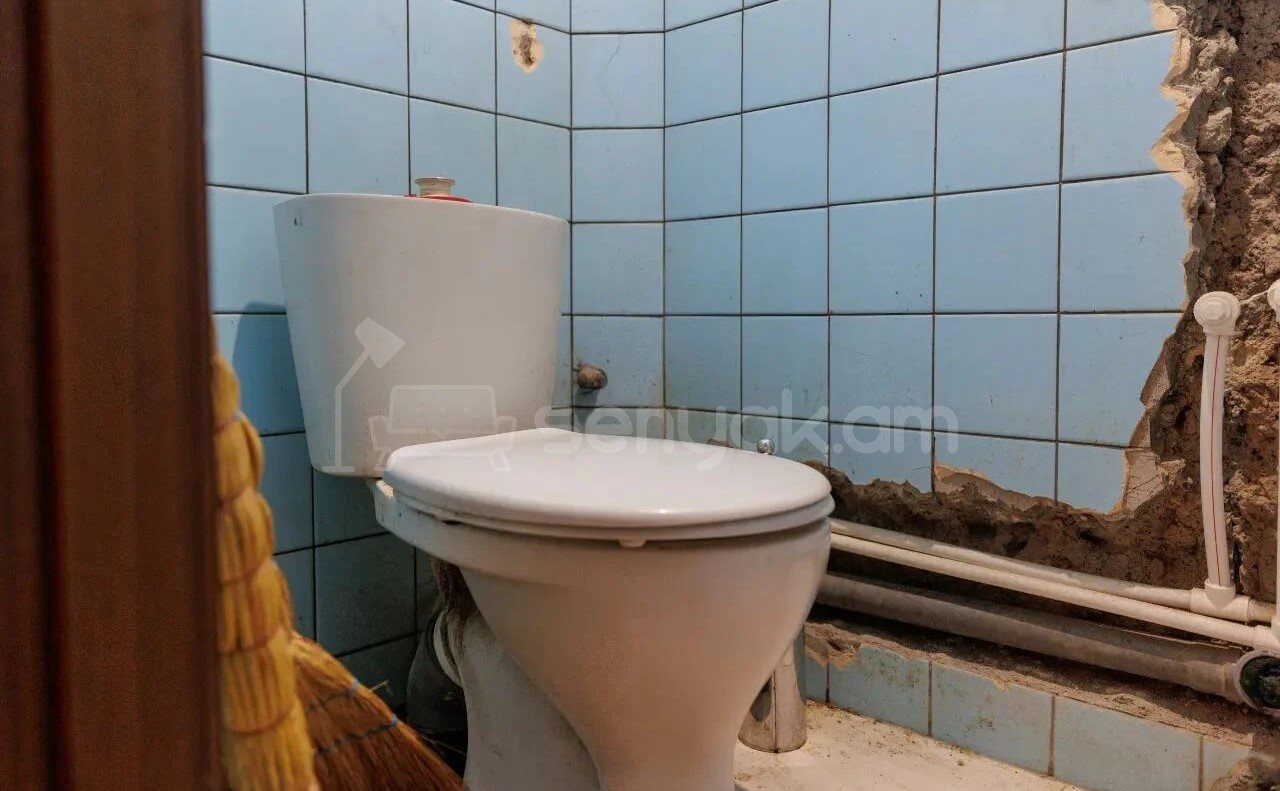 3 Սենյականոց Բնակարան Քարե Շենքում, 90քմ, 4/5 հարկ, Նորմալ Վիճակում