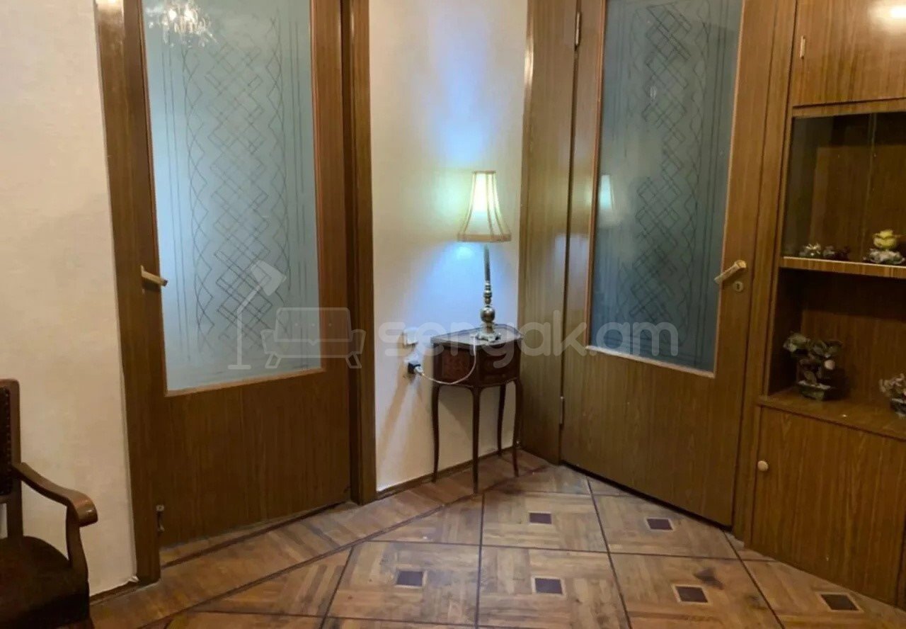 3 Սենյականոց Բնակարան Քարե Շենքում, 90քմ, 4/5 հարկ, Նորմալ Վիճակում
