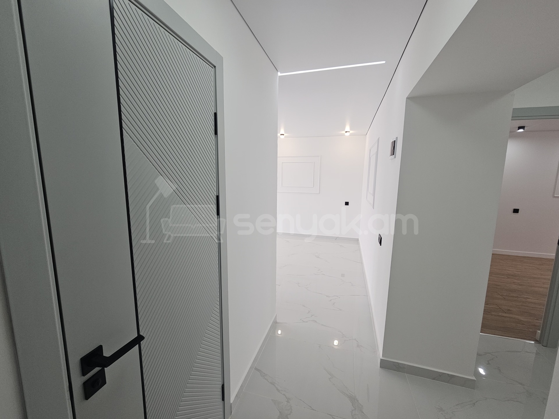 3 Սենյականոց Բնակարան Քարե Շենքում, 78քմ, 3/4 հարկ, Դիզայներական Վերանորոգված
