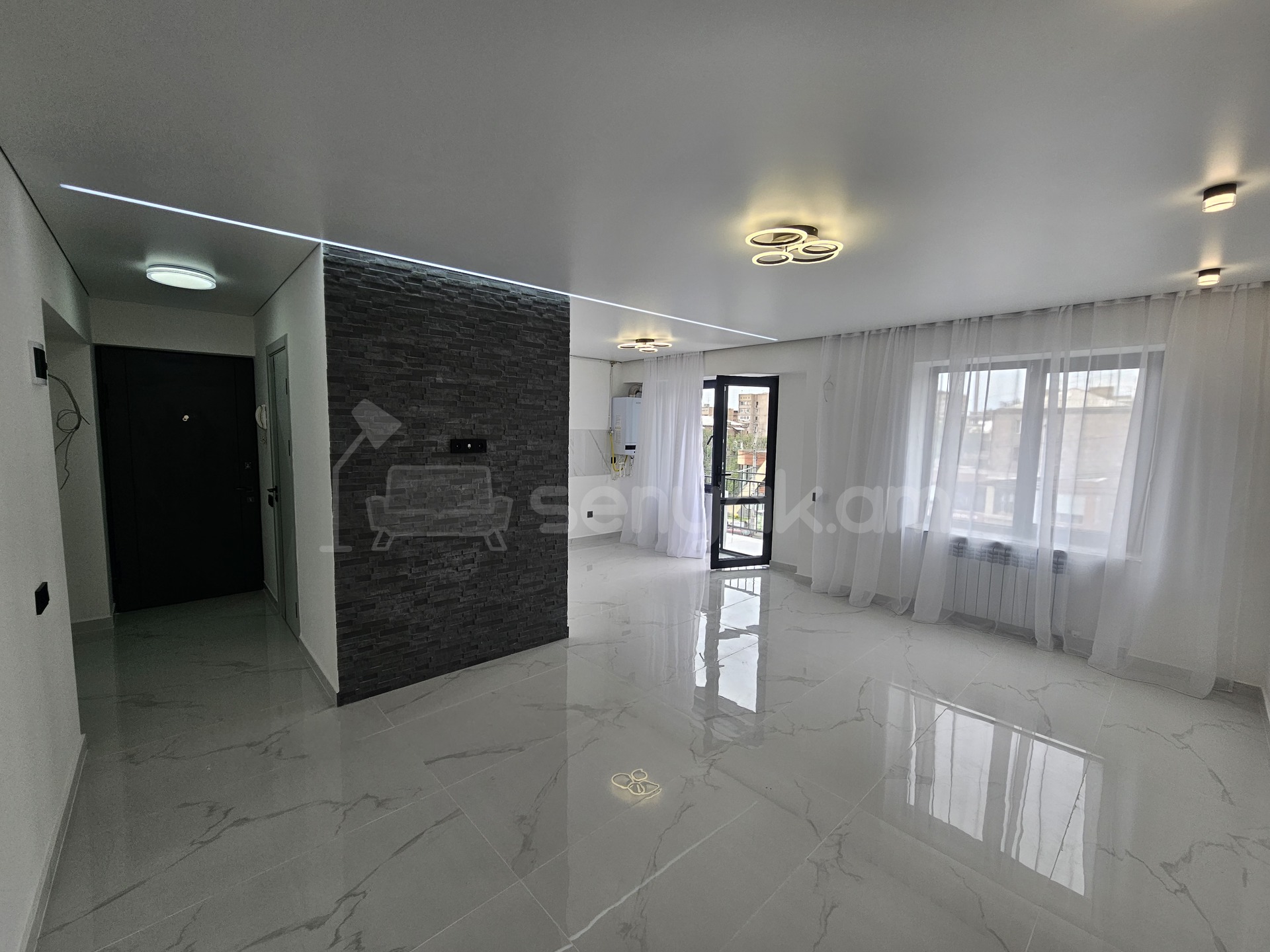 3 Սենյականոց Բնակարան Քարե Շենքում, 78քմ, 3/4 հարկ, Դիզայներական Վերանորոգված