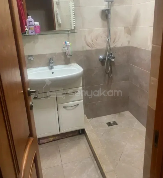 3 Սենյականոց Բնակարան Քարե Շենքում, 78քմ, 4/5 հարկ, Կապիտալ Վերանորոգված
