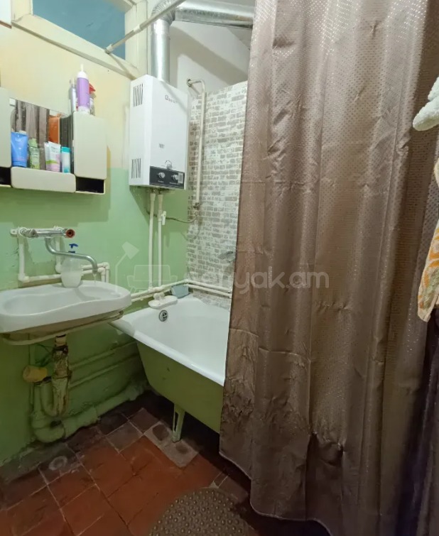 3 Սենյականոց Բնակարան Քարե Շենքում, 87քմ, 5/5 հարկ, Պետական Վիճակում