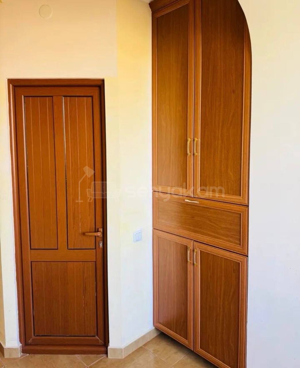 3 Սենյականոց Բնակարան Քարե Շենքում, 77քմ, 4/4 հարկ, Կապիտալ Վերանորոգված