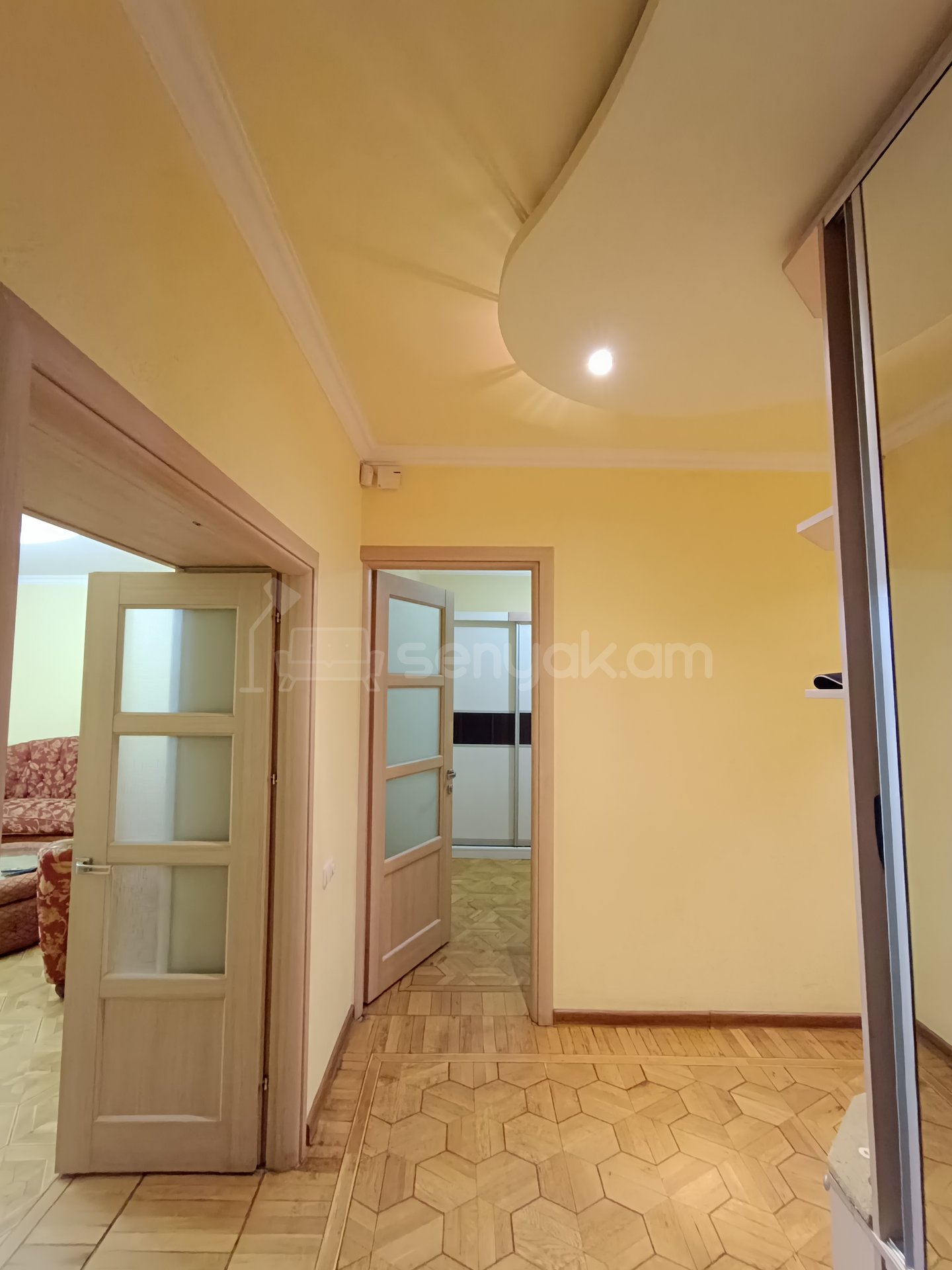 3 Սենյականոց Բնակարան Քարե Շենքում, 108քմ, 1/5 հարկ, Կապիտալ Վերանորոգված