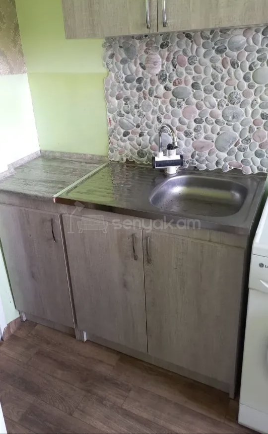 1 Սենյականոց Բնակարան Քարե Շենքում, 42քմ, 10/15 հարկ, Նորմալ Վիճակում, Կահավորված, Արևկող