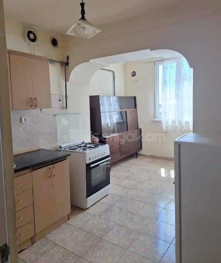 1 Սենյականոց Բնակարան Քարե Շենքում, 51քմ, 5/5 հարկ, Նորմալ Վիճակում, Կահավորված
