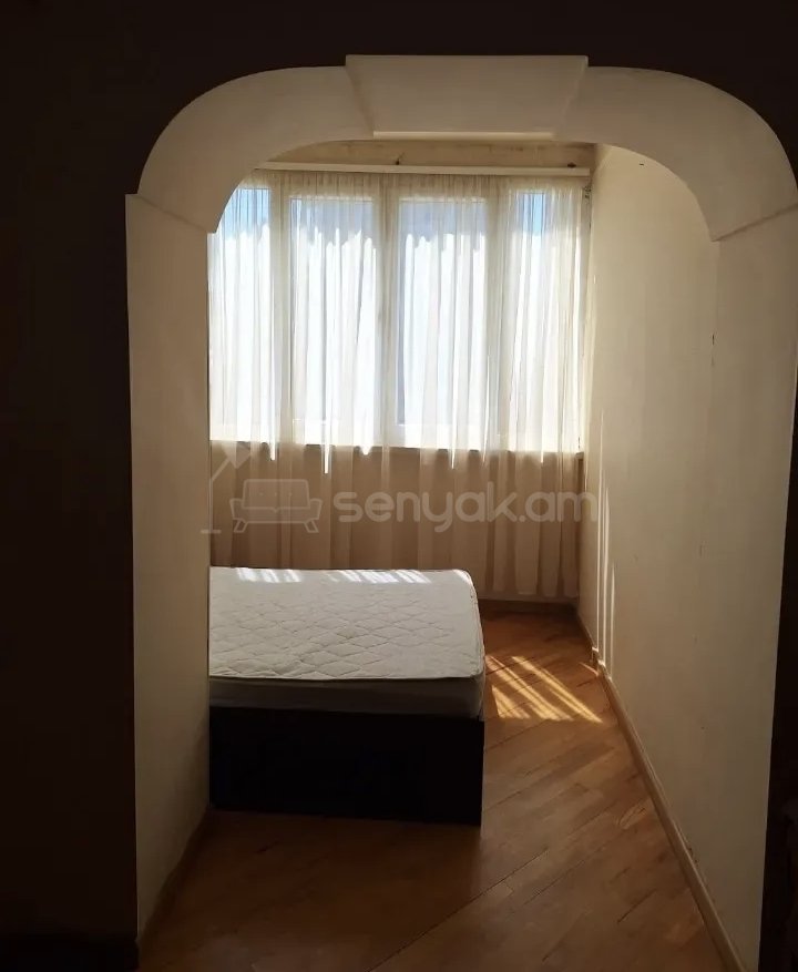 1 Սենյականոց Բնակարան Քարե Շենքում, 51քմ, 5/5 հարկ, Նորմալ Վիճակում, Կահավորված