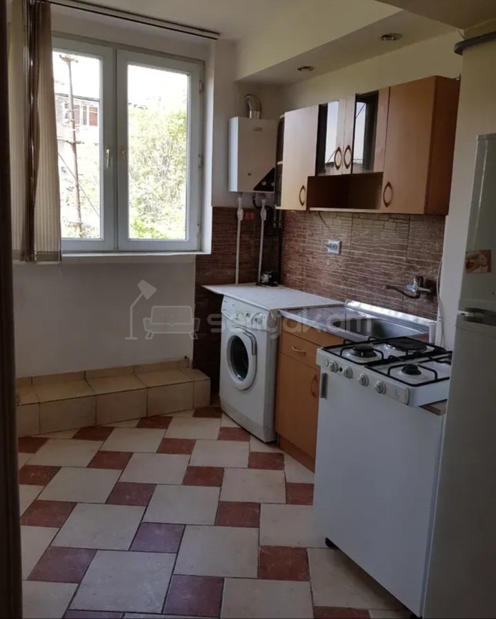 2 Սենյականոց Բնակարան Քարե Շենքում, 42քմ, 3/5 հարկ, Նորմալ Վիճակում, Կահավորված