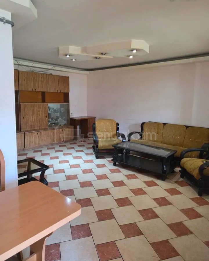 2 Սենյականոց Բնակարան Քարե Շենքում, 42քմ, 3/5 հարկ, Նորմալ Վիճակում, Կահավորված