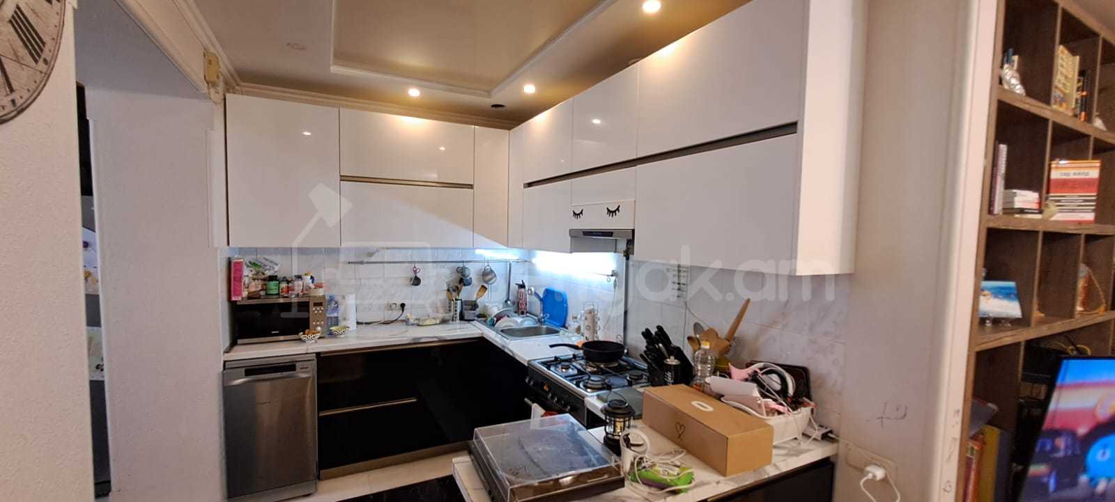 3 Սենյականոց Բնակարան Քարե Շենքում, 82քմ, 2/5 հարկ, Կապիտալ Վերանորոգված