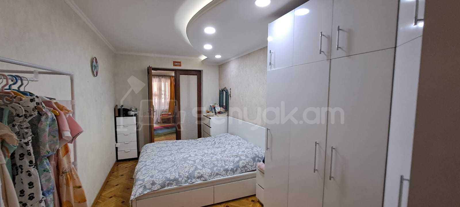 3 Սենյականոց Բնակարան Քարե Շենքում, 82քմ, 2/5 հարկ, Կապիտալ Վերանորոգված