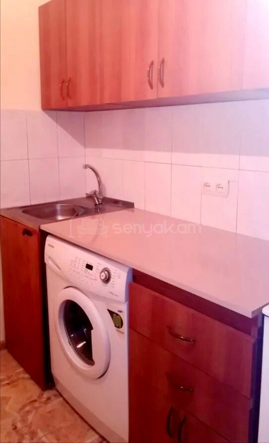 1 Սենյականոց Բնակարան Քարե Շենքում, 35քմ, 2/4 հարկ, Նորմալ Վիճակում