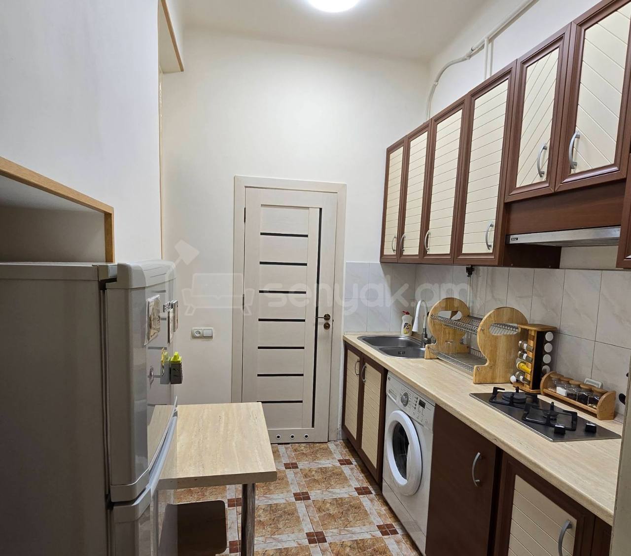 2 Սենյականոց Բնակարան Քարե Շենքում, 50քմ, 2/5 հարկ, Նորմալ Վիճակում, Կահավորված, Արևկող