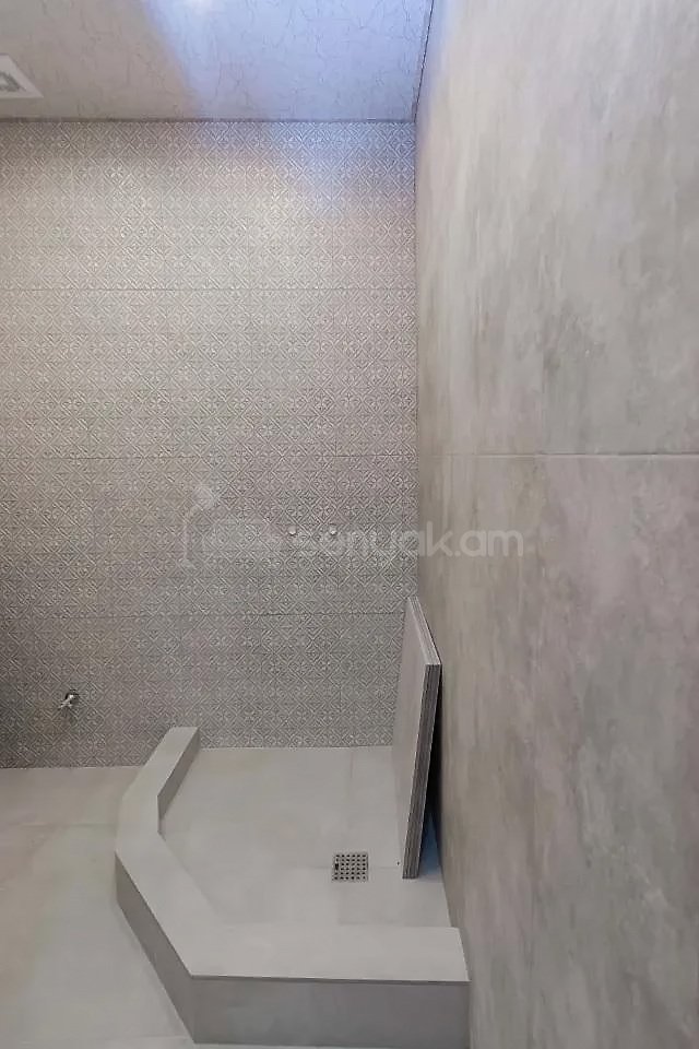 1 Սենյականոց Բնակարան Քարե Շենքում, 46քմ, 5/5 հարկ, Կապիտալ Վերանորոգված