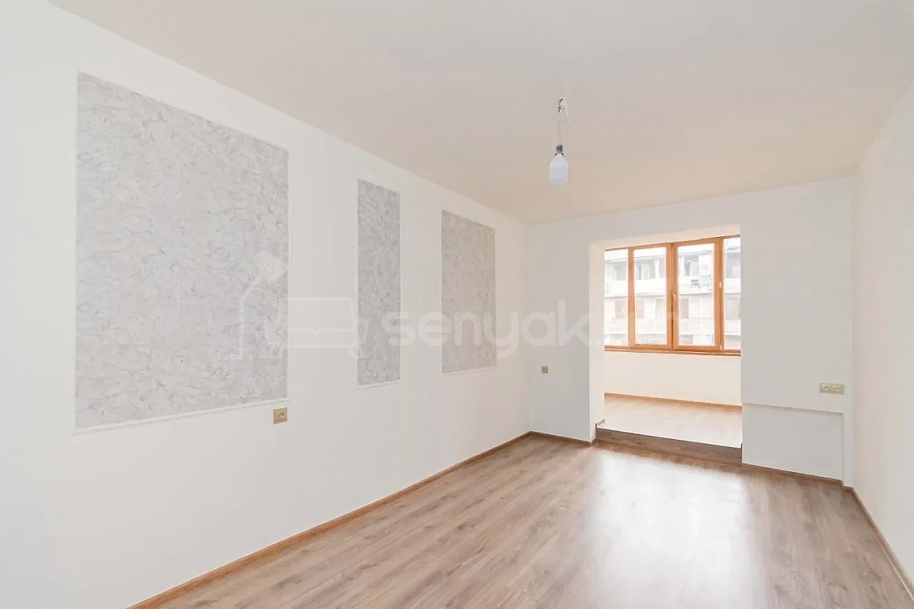1 Սենյականոց Բնակարան Քարե Շենքում, 46քմ, 5/5 հարկ, Կապիտալ Վերանորոգված