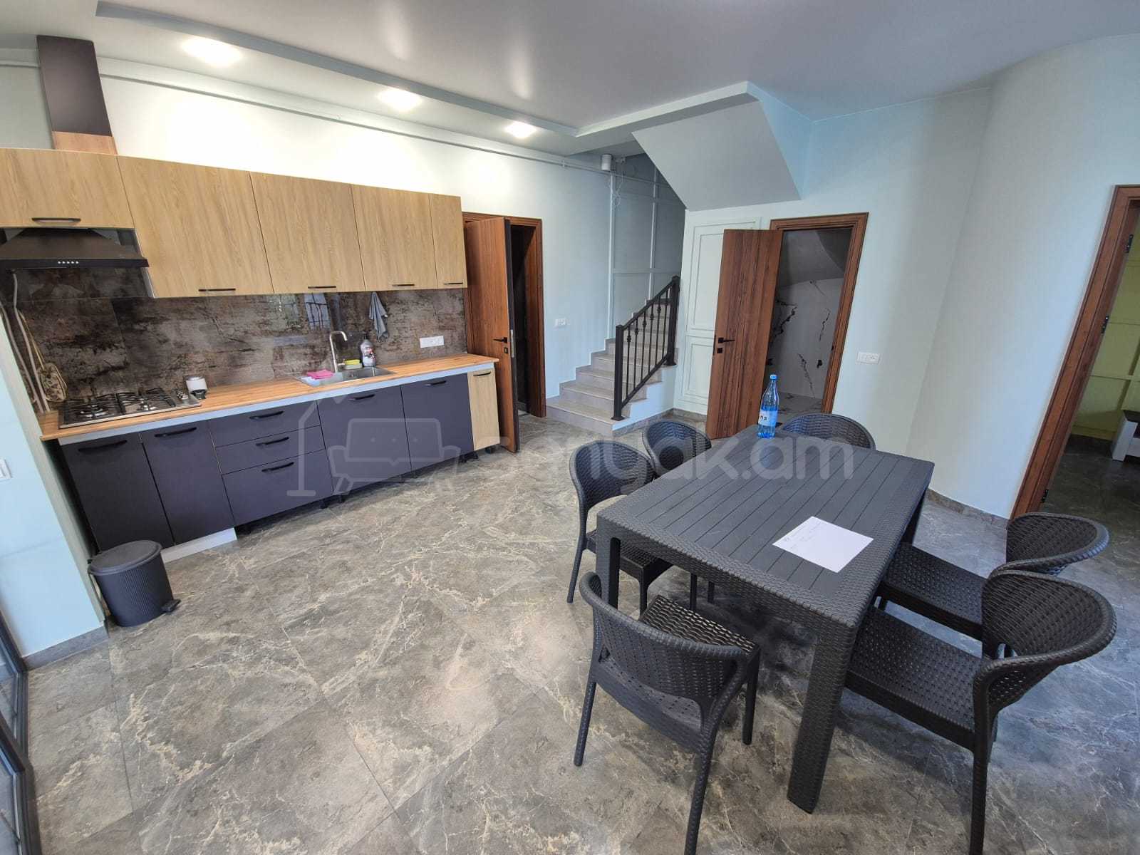 3 Սենյականոց Նորակառույց Շքեղ Առանձնատուն, 800քմ, Լողավազանով