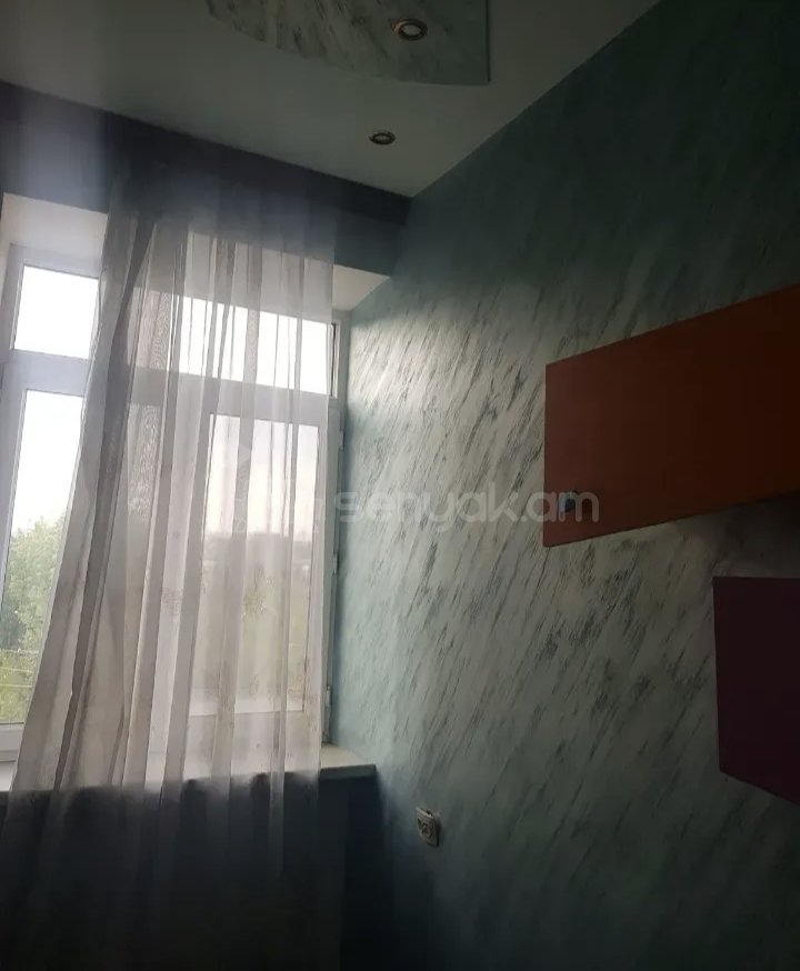 3 Սենյականոց Բնակարան Քարե Շենքում, 68քմ, 2/4 հարկ, Նորմալ Վիճակում, Կահավորված, Արևկող