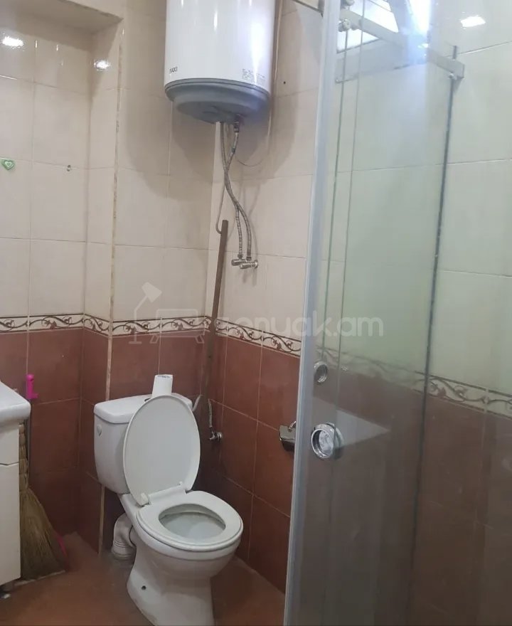 3 Սենյականոց Բնակարան Քարե Շենքում, 68քմ, 2/4 հարկ, Նորմալ Վիճակում, Կահավորված, Արևկող