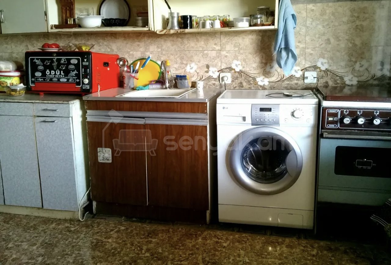 3 Սենյականոց Բնակարան Քարե Շենքում, 77քմ, 3/9 հարկ, Նորմալ Վիճակում, Կահավորված, Արևկող