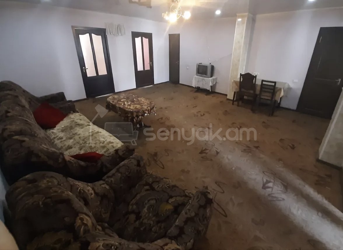 3 Սենյականոց Բնակարան Քարե Շենքում, 77քմ, 3/9 հարկ, Նորմալ Վիճակում, Կահավորված, Արևկող