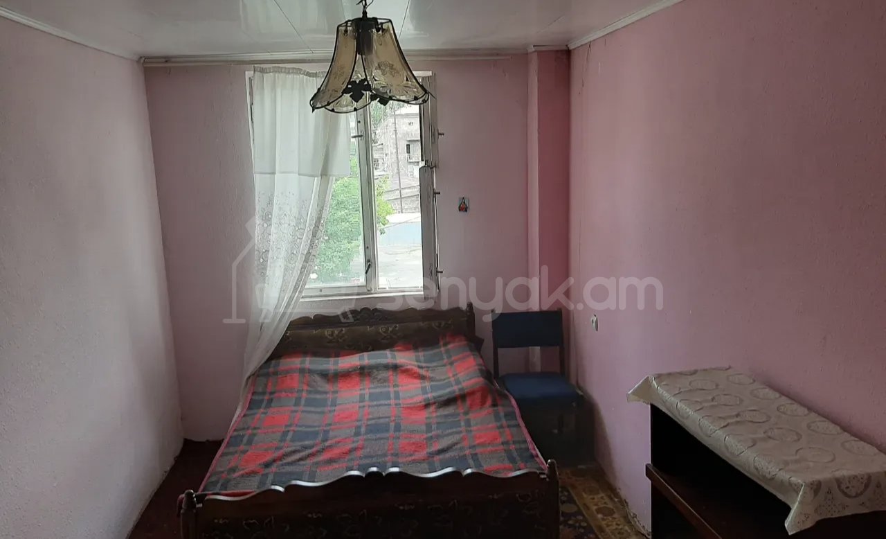 3 Սենյականոց Բնակարան Քարե Շենքում, 77քմ, 3/9 հարկ, Նորմալ Վիճակում, Կահավորված, Արևկող