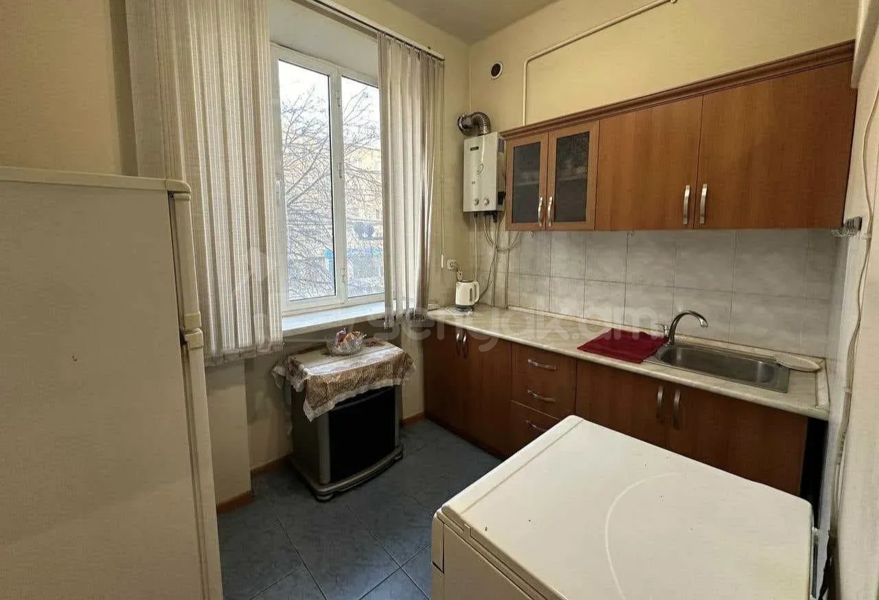 1 Սենյականոց Բնակարան Քարե Շենքում, 40քմ, 2/4 հարկ, Նորմալ Վիճակում, Կահավորված