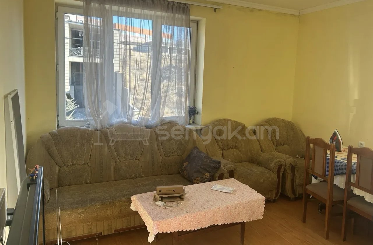 3 Սենյականոց Բնակարան Քարե Շենքում, 69քմ, 2/3 հարկ, Նորմալ Վիճակում, Կահավորված, Արևկող