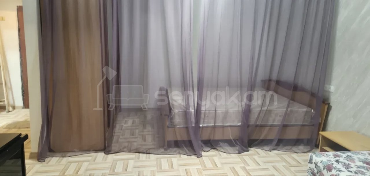 1 Սենյականոց Բնակարան Քարե Շենքում, 43քմ, 3/5 հարկ, Նորմալ Վիճակում, Կահավորված