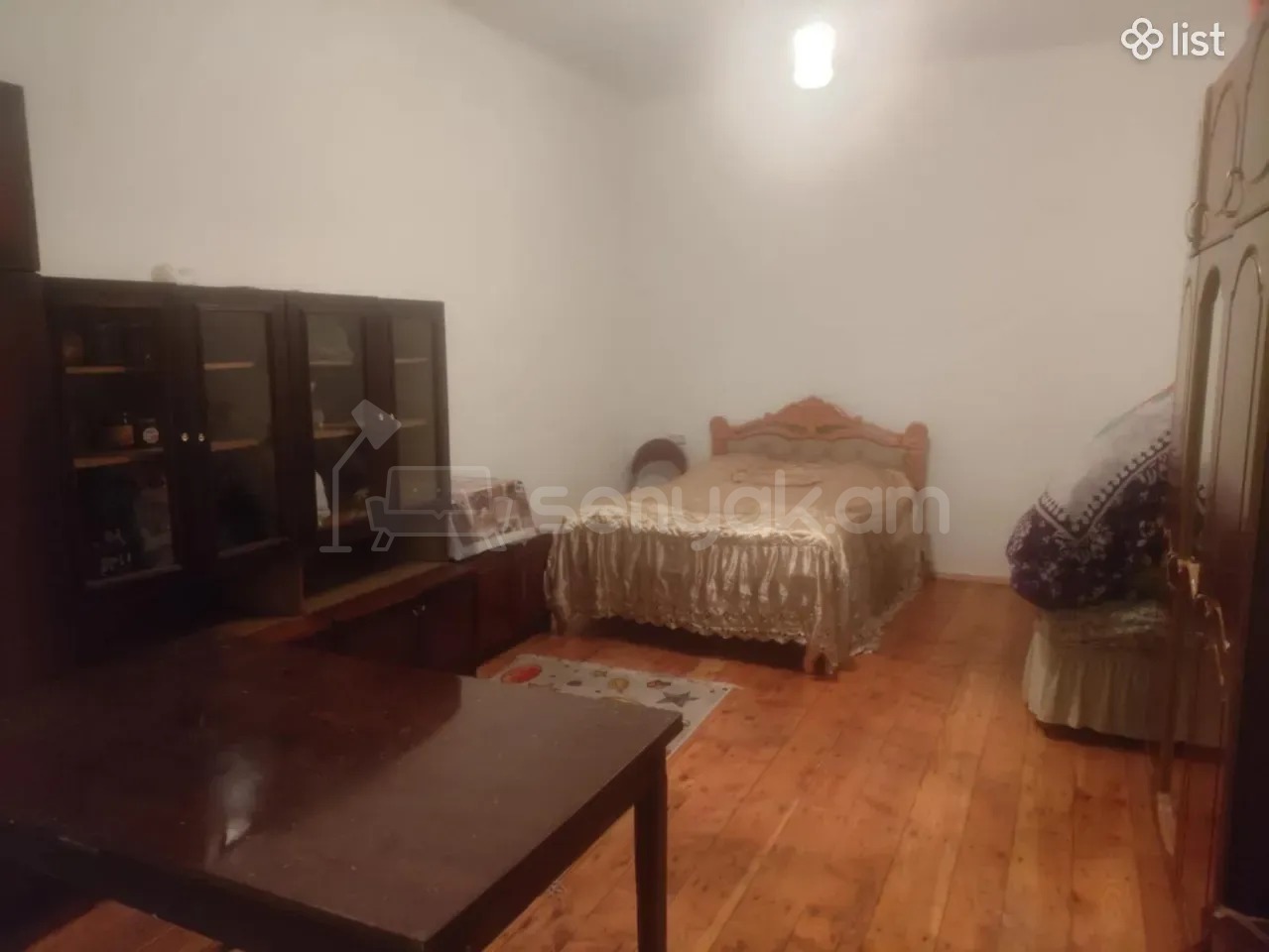 3 Սենյականոց Բնակարան Քարե Շենքում, 65քմ, 2/5 հարկ, Նորմալ Վիճակում, Կահավորված, Արևկող