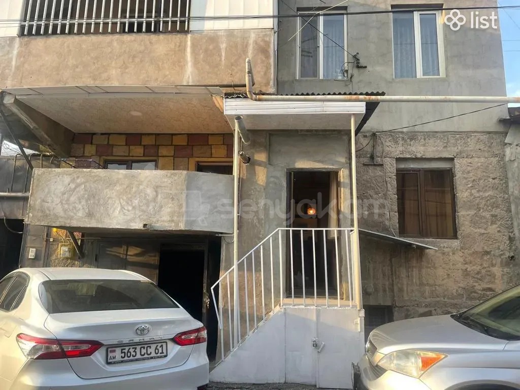 3 Սենյականոց Բնակարան Քարե Շենքում, 77քմ, 1/1 հարկ, Նորմալ Վիճակում, Կահավորված