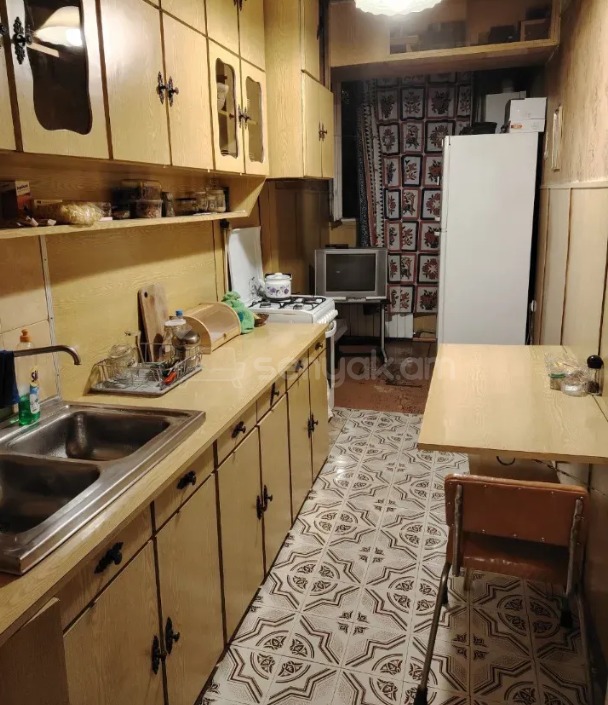2 Սենյականոց Բնակարան Քարե Շենքում, 74քմ, 1/4 հարկ, Պետական Վիճակում