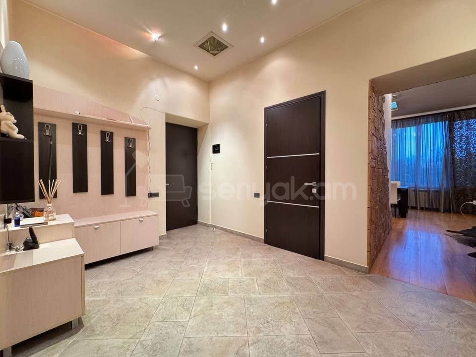 3 Սենյականոց Բնակարան Քարե Շենքում, 100քմ, 5/5 հարկ, Կապիտալ Վերանորոգված
