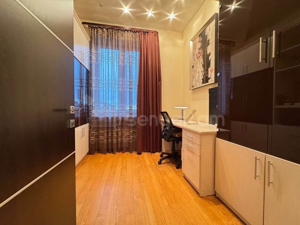 3 Սենյականոց Բնակարան Քարե Շենքում, 100քմ, 5/5 հարկ, Կապիտալ Վերանորոգված