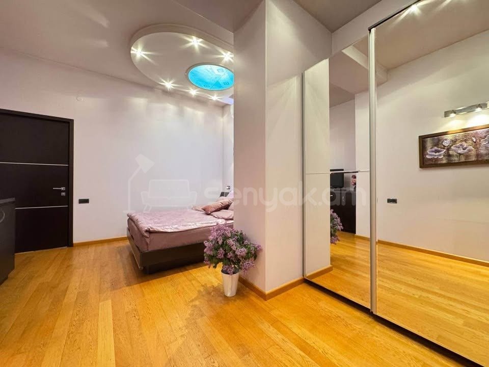 3 Սենյականոց Բնակարան Քարե Շենքում, 100քմ, 5/5 հարկ, Կապիտալ Վերանորոգված