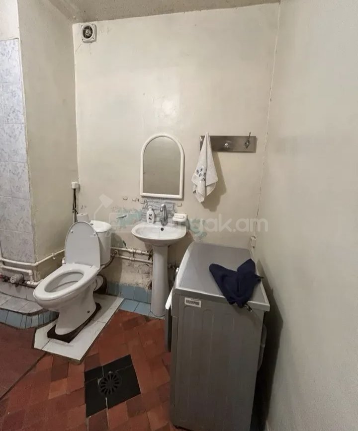 1 Սենյականոց Բնակարան Քարե Շենքում, 44քմ, 3/5 հարկ, Նորմալ Վիճակում, Կահավորված