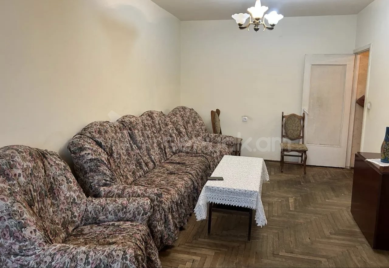 1 Սենյականոց Բնակարան Քարե Շենքում, 44քմ, 3/5 հարկ, Նորմալ Վիճակում, Կահավորված