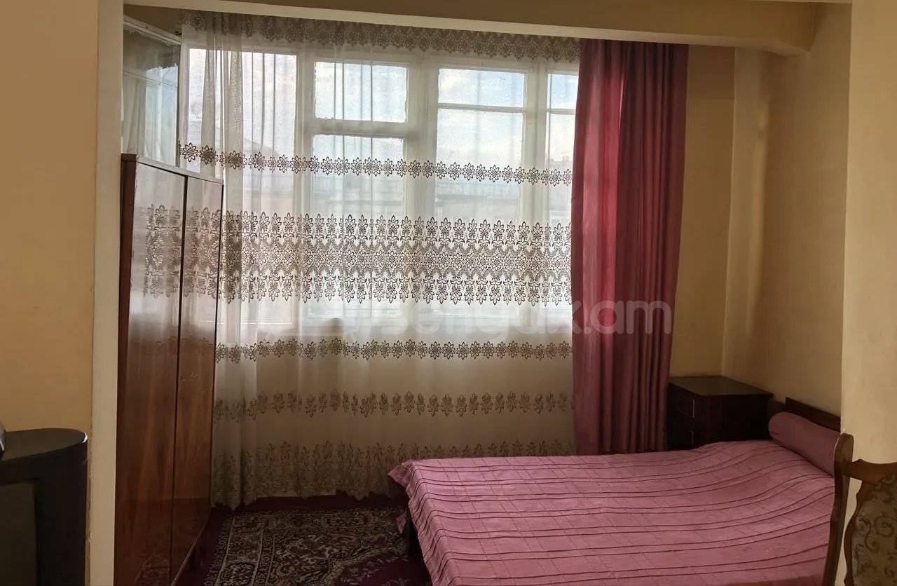 1 Սենյականոց Բնակարան Քարե Շենքում, 44քմ, 3/5 հարկ, Նորմալ Վիճակում, Կահավորված